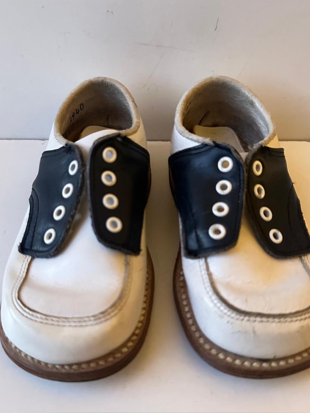 Stride Rite Vintage White & Black Saddle Oxford Shoes  Baby Size 4 Or 5